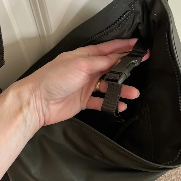 Lululemon LARGE bucket tote with shoe bag - Picture 5 of 5